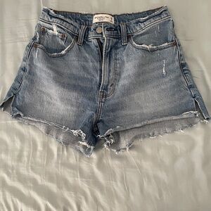 A&F curve love high rise mom short